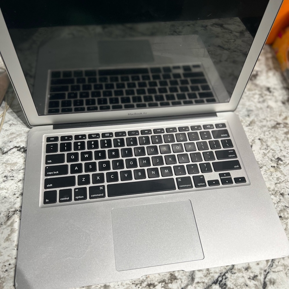 APPLE LAPTOP